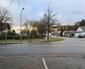 Bild: sne
Die Felsmühlstraße ist vom Verkehr der Pressather Straße schlecht einsehbar. Darum soll hier eine Querungshilfe entstehen.