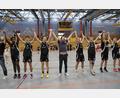 Bild: ref
Das Basketball-Team Oberpfalz und Trainer Gabriel Ionescu feiern den Titel bei der Bayerischen Meisterschaft der U16. Im Finale schlug das BTO die Dachau Spurs mit 58:50.