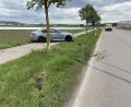 Bild: Polizei Schwandorf/exb
Neben der Hans-Kraus-Allee in Schwandorf kommt ein Auto zu stehen, nachdem es sich von der Fahrbahn weggedreht hatte.