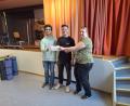 Bild: Benjamin Hahn/exb
Leiterin Michaela Hahn (rechts) überreicht die Spende an Samuel Hubmann (links) und Luca Faltenbacher (Mitte).
