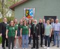 Bild: fvo
Gauschützenmeister Stefan Brandmiller (von links), Jugendsportleiterin Julia Lukas, Jugendsprecherin Paulina Stahl, Damensprecherin Valentina Stahl, 2. Schützenmeister Johannes Kleber, Sportleiterin Lena Kellner, Christina Lukas (Kasse), Karl Frischholz (Beisitzer), Schützenmeister Bernd Bodensteiner, Alexander Lukas (Beisitzer), stellv. Sportleiter Wolfgang Möhwald, Schriftführerin Monika Kleber, Bürgermeister Josef Beimler und Georg Bocka (Beisitzer).