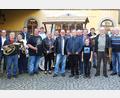 Bild: Jochen Neumann/Stadt Erbendorf/exb
Stadtkapellmeister German Martetschläger (Neunter von links) mit Geburtstagsjubilar Josef Faltenbacher (Elfter von links) und seiner Tochter Tanja (Siebte von links), Schwiegersohn Jürgen sowie deren Kinder Simon (Dreizehnter von links) und Kilian (Vierzehnter von links).