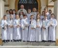 Bild: Christine Cirbus
Nach dem Empfang der ersten heiligen Kommunion stellten sich die Kinder bei strahlendem Sonnenschein den Fotografen. Mit im Bild der liturgische Dienst und Pfarrer Roland Klein(hintere Reihe 2. v. links) und Gemeindereferentin Stefanie Seufert-Wolf (hintere Reihe 2. von rechts)