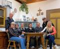 Bild: bjo
Die Akteure der Eglseer Bauernbühne führen das Lustspiel „Vater gesucht“ auf (v.on links): Regisseur Johann Bauer, Elisabeth Bauer, Maria Ring, Lulia Lamecker, Paule Haase, Josef Martl Fleischmann, Bernd Bauer und Marion Roidl.