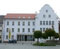 Bild: kgg
Geschlossen wurde das Rathaus Waldsassen (Bild) am Dienstagnachmittag nach einer Beschädigung eines Stromkabels direkt gegenüber vor der Basilika.