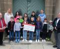 Bild: do
Zehn Kommunionkinder aus der Pfarrei Speinshart öffneten ihr Herz für schwerkranke Kinder. Einen Teil der Kommuniongeschenke spendeten die Kids an die Kinderkrebshilfe der Region Oberpfalz-Nord. Unser Bild zeigt die Kinder, Pfarrer Adrian und die Tischmütter Marina Ackermann und Elisabeth Müller bei der Übergabe des symbolischen Spendenschecks an Andreas Steinl.
