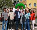 Bild: Peter Ringeisen
Kommt zum Theaterfestival: (vorne, von rechts) Theaterberaterin Barbara Hauck, die P-Seminar-Leiterinnen Bettina Wagner und Claudia Ried, Oberbürgermeister Michael Cerny sowie Schüler aus den P-Seminaren des GMG freuen sich auf die 66. Theatertage der bayerischen Gymnasien, die im Juli stattfinden.