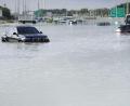 Bild: Jon Gambrell/AP/dpa
Fahrzeuge stehen verlassen im Hochwasser auf einer Hauptstraße in Dubai.