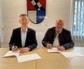 Bild: Sonja Scharl/exb
Die Bürgermeister Anton Peter (Ammerthal, rechts) und Albert Geitner unterzeichnen die Vereinbarung zur Übertragung der Aufgaben des Standesamts Ammerthal nach Ursensollen.