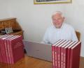Bild: prh
Chronist und Ehrenvorsitzender Hans Simmerl in seinem Element. Seit 40 Jahren führt er die Chronik der Kolpingsfamilie in 14 Bänden. Aktuell digitalisiert er sie mit Hilfe seines Notebooks – und das im Alter von 88 Jahren.