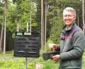 Bild: Portner
Der Oberviechtacher Förster Markus Lobinger betreut das Borkenkäfer-Monitoring im nördlichen Landkreis Schwandorf. Beim Entleeren der Schlitzfallen hat er einen Messbecher dabei.
