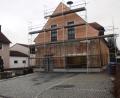 Bild: fz
Für die Kinderkrippe (großes Fenster) wird der Außenbereich neben dem Floriansbrunnen umgestaltet und ein Spielplatz für die Krippenkinder angelegt. Im rückwärtigen Bereich des Rathauses die Parkplätze.