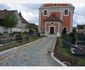 Bild: jr
Ein neues Pflaster erhalten die Wege auf dem Friedhof in Bad Neualbenreuth, die Pflasterarbeiten sollen in der kommenden Woche starten.