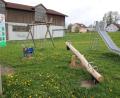 Bild: kro
Die Wippe (im Vordergrund) wurde bereits erneuert. Nun wird noch ein Kinderkarussell auf diesem Spielplatz in Dippersreuth aufgebaut.en.