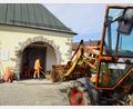 Bild: mmj
Mitarbeiter des Bauhofs sind derzeit in die Arbeiten an der Aussegnungshalle mit eingebunden.