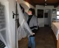 Bild: prh
Museumsleiterin Ursula Wiechert schützt jedes ihrer Exponate im Stadtmuseum mit einer Plane vor dem Staub, der durch das Abschleifen der Fenster und Türen entsteht.