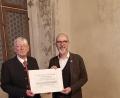 Bild: Dr. Gugau/exb
Dr. Thomas Feuerer (rechts) ernannte den ehemaligen Leiter des Amberger Stadtarchivs, Dr. Johannes Laschinger, zum Ehrenmitglied des Historischen Vereins.