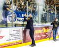 Bild: Tobias Neubert
Blue-Devils-Trainer Sebastian Buchwieser ließ sich nach dem Einzug in Play-off-Finale von den Weidener Fans feiern.