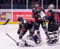Bild: Werner Moller
Das zweite Play-off-Finale in der Eishockey-Oberliga zwischen den Hannover Scorpions und den Blue Devils Weiden (weiße Trikots) am Dienstagabend war extrem hart umkämpft.