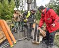 Bild: Florian Miedl/fph
Sedimente und Steine aus 70 Metern Tiefe förderten die Bohrungen im Maar im Selber Forst zutage.