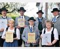 Bild: Petra Hartl
Der Volks- und Gebirgstrachtenverein Hoamatland Amberg ehrte treue Mitglieder (von links): Thomas Otto, Ingrid Ruscheinski, Eckehard Papenfuß, Maximilian Pfab, Peter Baringer, Franziska Pfab (in Vertretung für Heribert Pfab) und Maximilian Wichmann.