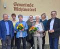 Bild: gis
Sigrid Ritter (Dritte von links) und Brigitte Kleier (Dritte von rechts) waren Jahrzehnte bei der Gemeinde beschäftigt. Dafür dankten Verwaltungsleiter Lothar Huber (von links), die Gemeindemitarbeiterinnen Anja Endler, Sandra Kleier und Katharina Schinner, Kämmerin und Enkelin von Brigitte Kleier, sowie Bürgermeister Franz Tauber.