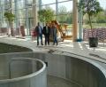 Bild: Gloria Arnold/exb
Bulmare-Geschäftsführer Johannes Ortner, Bürgermeister Thomas Gesche und Bulmare-Geschäftsführer Reiner Beck überzeugen sich vor Ort vom Fortschreiten der Arbeiten im Wohlfühlbad.