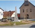 Bild: gi
Der Kirchplatz mit den zwei neu angepflanzten Feldahorn-Bäumen bildet den Mittelpunkt von Burgtreswitz.