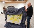 Bild: kaz
Der Kukuve Erbendorf lädt von Freitag, 19. April, bis Sonntag, 21. April, zur Kunstausstellung ins Bürgerhaus ein. Jürgen Frischholz und Nicole Aumann packen ein Gemälde aus.