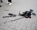 Archivbild: Christoph Soeder, dpa
Nach einem Übergriff auf ein Kamerateam in Berlin liegt dessen Ausrüstung auf dem Boden.