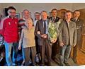Bild: R. Kreuzer
Vielen Gratulanten kann Georg Lindner zu seinem 85. Geburtstag die Hände schütteln. Von links: Josef Schiesl, Sohn Christian Lindner, Ehefrau Roswitha, Martina Bauriedl (Tochter), Georg Lindner, Andreas Albrecht, Bürgermeister Dietmar Schaller und Josef Meißner.