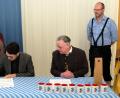 Bild: do
Beim Unterzeichnen der Partnerschaftsurkunde: Prof. Nicola Bonini (Zweiter von links) und Schulleiter Harald Olschner (Mitte). Mit im Bild (von links) Luciana Ragazoni, Werner Dobmeier und Sandra Hofmann (von links)