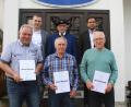Bild: Josef Söllner/exb
Bertram Dürrschmidt (vorne von links), Georg Schiener und Anton Mößbauer wurden von Bürgermeister Wolfgang Söllner (hinten von links), Vorsitzendem Hans-Jürgen Enders und Pfarrer Pater Anish George für ihre Treue zum Trachtenverein ausgezeichnet.