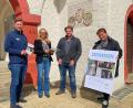 Bild: Stadt Marktredwitz/exb
Freude über neuen Stadtführer: Im Bild von links Thomas Hecht (Wirtschaftsförderung), Kerstin Brunner (Leiterin der Tourist-Information), Bastian Bergler (neuer Stadtführer), Andrea Primitz (Mitarbeiterin der Tourist-Information).
