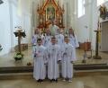 Bild: sl
Die vier Mädchen und Buben mit Pfarrer Nieciecki, die zum ersten Mal zum Tisch des Herrn in der restaurierten Pfarrkirche traten.