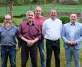 Bild: do
Im Kreise einer großen Jubiläumsschar feierte Werner Kennel (Zweiter von links) mit seinen Söhnen Werner, Michl und Martin 80. Geburtstag. Bürgermeister Marcus Gradl (rechts) gratulierte einem langjährigen Bauhofmitarbeiter und einem leidenschaftlichen Vertreter der Kleintierzucht.