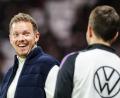 Archivbild: Christian Charisius
Der deutsche Bundestrainer Julian Nagelsmann (links) hat seinen Vertrag beim DFB verlängert.