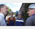 Archivbild: Wolfgang Steinbacher
Schon zweimal besuchte Wirtschaftsminister Hubert Aiwanger (links) das Rohrwerk in Sulzbach-Rosenberg und ließ sich von Auszubildenden und Beschäftigten die vorherrschende Situation schildern. Die erneute Insolvenz am Gründonnerstag konnte aber auch er nicht verhindern. Jetzt hoffen die existenzbedrohten Arbeitnehmer und ihre Familien erneut darauf, dass sie von der Staatsregierung beim Kampf um ihre Arbeitsplätze nicht im Stich gelassen werden.
