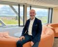 Bild: Gabi Schönberger
Stefan Wittmann in der Software-Scheune 5.0. Das Hauptgebäude des Unternehmens dürfte die Firmenzentrale mit der schönsten Aussicht in der Region sein.