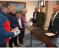 Bild: jr
Dr. Hans-Jürgen Jokiel, Klaus Gehring und Dr. Bertram Völkl (von links) übergaben die 7877 Unterschriften am Freitagvormittag an Landrat Roland Grillmeier (rechts). Sie hatten drei gefüllte Ordner mitgebracht.