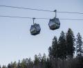 Bild: Daniel Vogl/dpa
Die Kabinen der Ochsenkopf-Seilbahn fahren stellenweise bis zu 20 Meter über dem Boden. Die Bergwacht probt nun die Höhenrettung für den Ernstfall.
