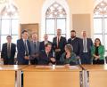 Bild: Fraunhofer Umsicht/exb
Bei der Unterzeichnung der Kooperationsvereinbarung zwischen Universität Birmingham und Fraunhofer-Umsicht: (stehend, von links) Dr. Bing Liu, Professor Martin Freer (beide Uni Birmingham), Landrat Richard Reisinger, Professor Matthias Franke, Professor Manfred Renner (beide Fraunhofer-Umsicht), Bürgermeister Stefan Frank, Landtagsabgeordneter Harald Schwartz, Lisa Trickett (Birmingham City Council), (sitzend, von links) Professor Robin Mason (Uni Birmingham), Stephanie Jung (Fraunhofer Gesellschaft).