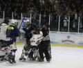 Bild: Tobias Neubert
Szene aus dem dritten Play-off-Finale der Eishockey-Oberliga zwischen den Blue Devils Weiden (blaue Trikots) und den Hannover Scorpions.