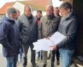 Bild: ihl
Asbacher wollen den Kiesabbau in der Naabschleife nicht unwidersprochen hinnehmen. Martin Gradl (rechts), der eine Unterschriftensammlung initiiert hat, tritt für die Dorfgemeinschaft nach außen hin auf.