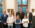 Bild: Kreismusikschule/exb
Stellvertretender Landrat Dr. Alfred Scheidler, Julia Thoma, Musiklehrer Ctibor Süsser und Musikschulleiter Tobias Böhm (hinten, von links) gratulierten Titus Fuchs, Lina Klink, Rassin Ayubi (vorne, von links).