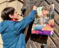 Bild: Gabi Schönberger
Keine 95 Thesen, sondern nur ein Plakat: Susanne Götte, Öffentlichkeitsreferentin im Evangelisch-Lutherischen Dekanat Weiden, heftet an die Tür der St.-Michael-Kirche den Aufruf, für die Kirchenvorstandswahl am 20. Oktober zu kandidieren.