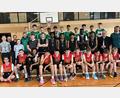 Bild: gel
Die drei besten Oberpfälzer Schulteams im Basketball freuten sich über ihre Medaillen: Regensburg (vorne), Weiden (Mitte) und Amberg (hinten).