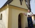 Bild: Benkhardt
Rudolf Ehstand hat ein Buch über die Kapellen im Landkreis Tirschenreuth verfasst. 265 Kapellen und Grotten stellt er darin vor. Hier ist er vor der Vorholzkapelle in Tirschenreuth zu sehen, die bereits im 17. Jahrhundert arbaut worden ist.
