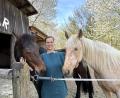 Bild: Matthias Bäumler/fph
Sarah Pruß mit ihren Pferden Cordelleo und Cataluna auf dem Reiterhof in Breitenbrunn.