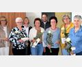 Bild: rgr
Monika Bauer, Hildegard Haupt, Vroni Bäumler, Christa Biller und Gunda Schönmann (von rechts) werden von Vorsitzender Doris Schreglmann (links) und Diözesanvorsitzender Martha Bauer (Dritte von links) für ihre langjährige Treue ausgezeichnet. Pfarrer Daniel Fenk bedankt sich bei den engagierten Frauen.